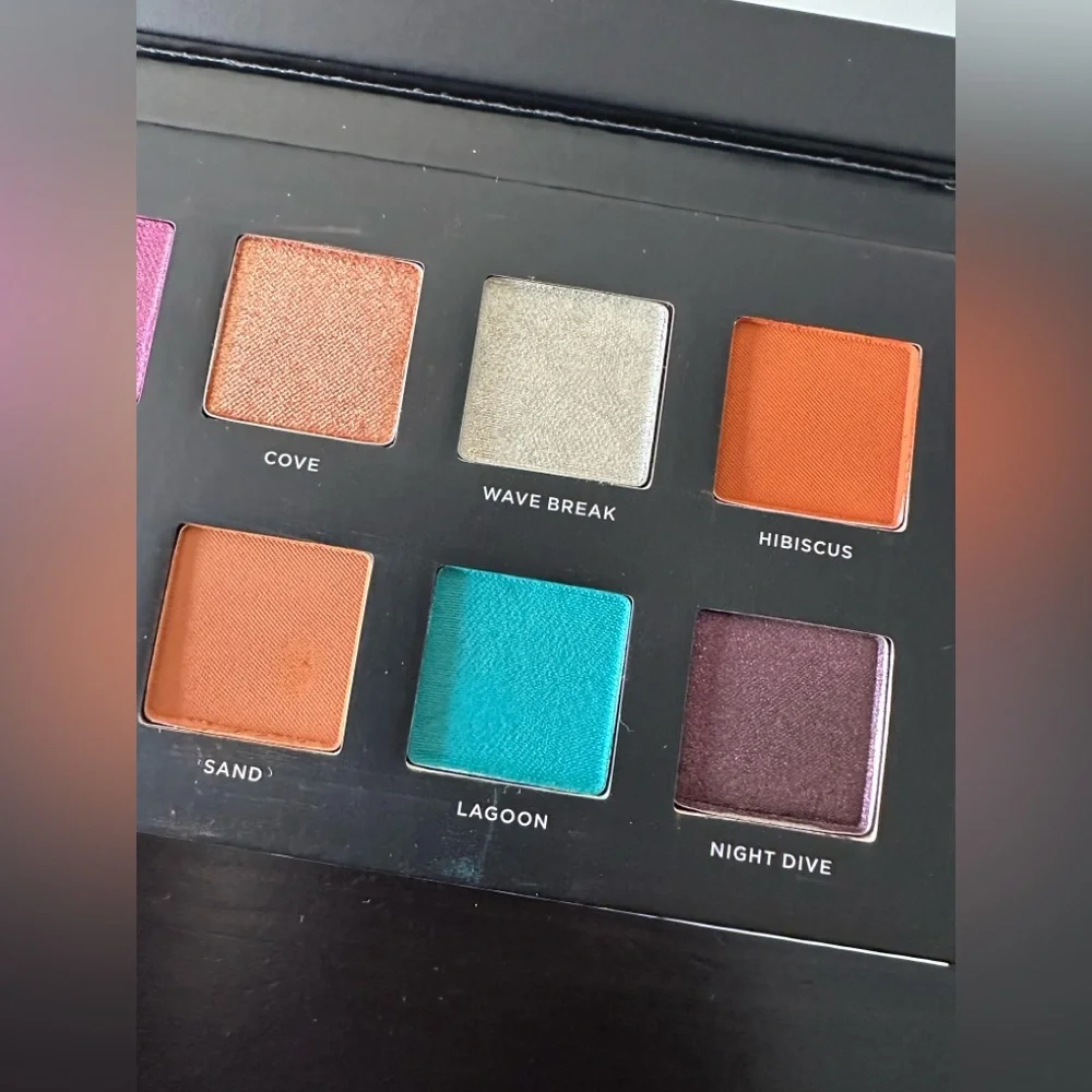 Deck‎ Of Scarlet Eyeshadow Palette